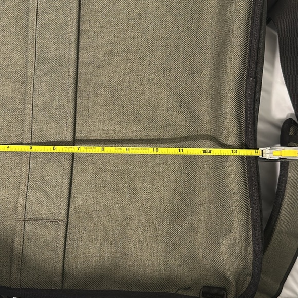 Timbuk2 Command Messenger Bag in Gray PERFECT CONDITION - Picture 4 of 15